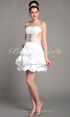 Corte A Hasta la Rodilla Strapless Abalorio Sash/Ribbon Satén Dobladillo Volante Vestido de cóctel